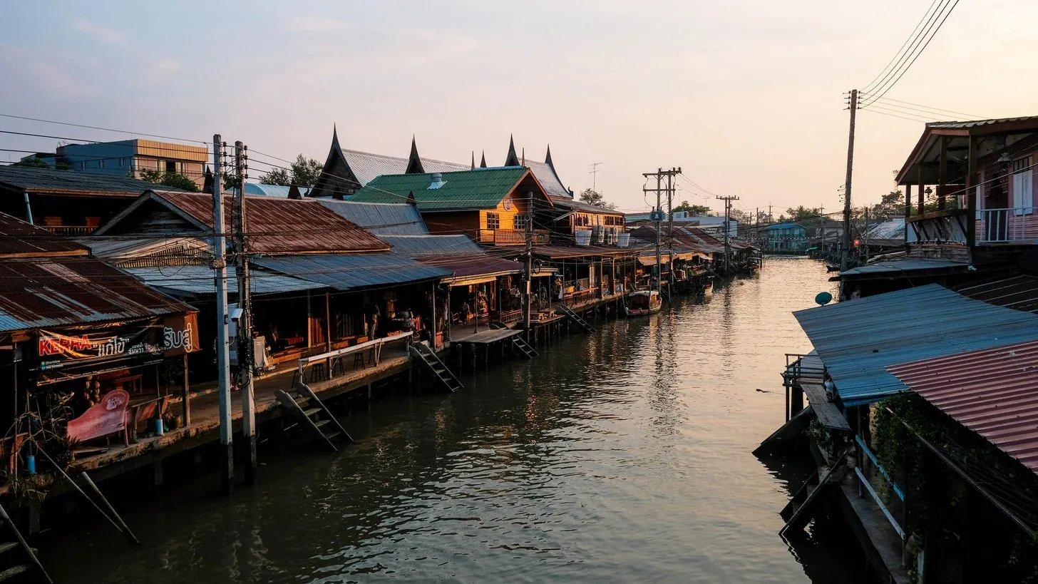 سوق Amphawa العائم — تجارة محلية يديرها المجتمع