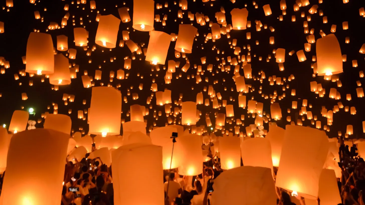 Hunderte Himmelslaternen steigen beim Yi-Peng-Fest in Chiang Mai über der Menschenmenge auf