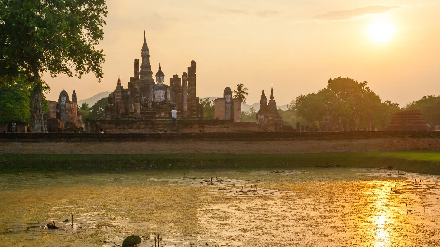 タイの史跡公園にある古代の仏像と寺院遺跡