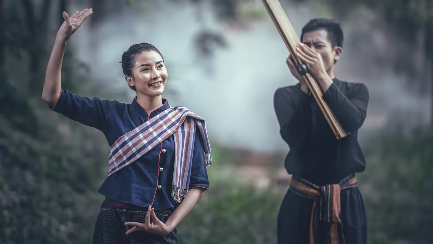 Traditioneller Isan-Tanz im Rhythmus des Khaen, der Mundorgel aus Schilfrohr Nordostthailands