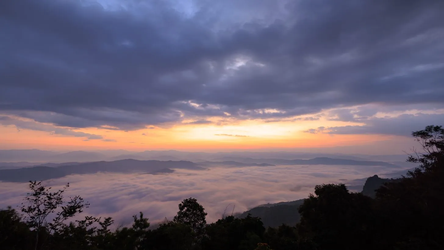 クールシーズンの朝焼けに包まれるタイ北部の霧の山谷