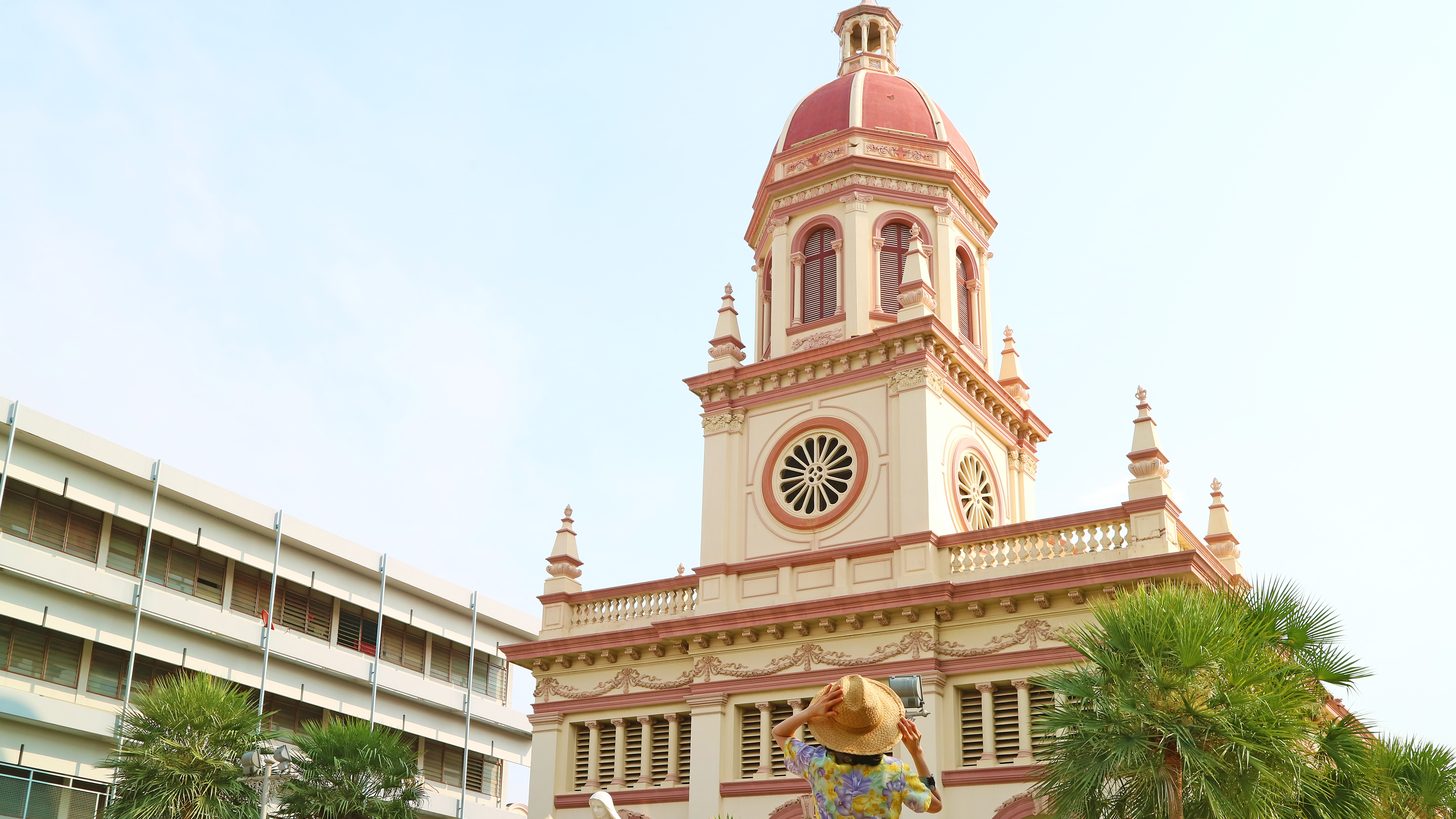 Le dôme blanc et le clocher de l'église Santa Cruz s'élevant au-dessus des maisons riveraines de la rive de Thonburi, sur la Chao Phraya