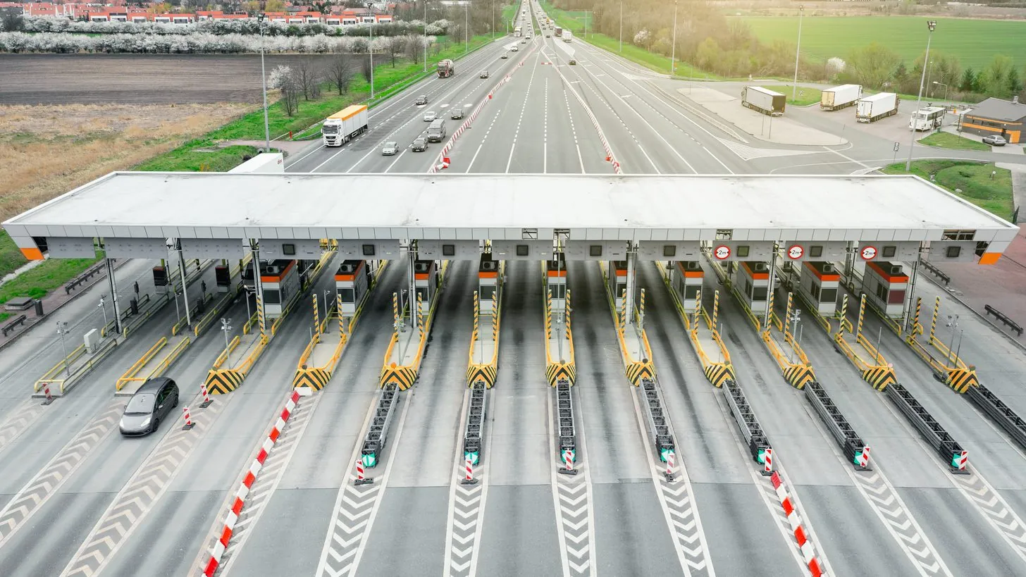 屋根の下にある有人の道路検問ブースの前で、列を作る車両