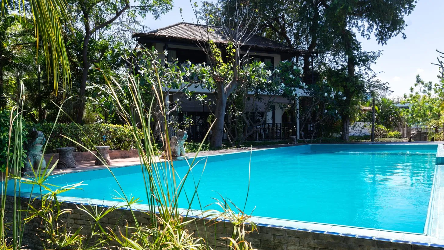 Ein Pool und ein tropischer Garten an einem privaten Anwesen mit Meerblick