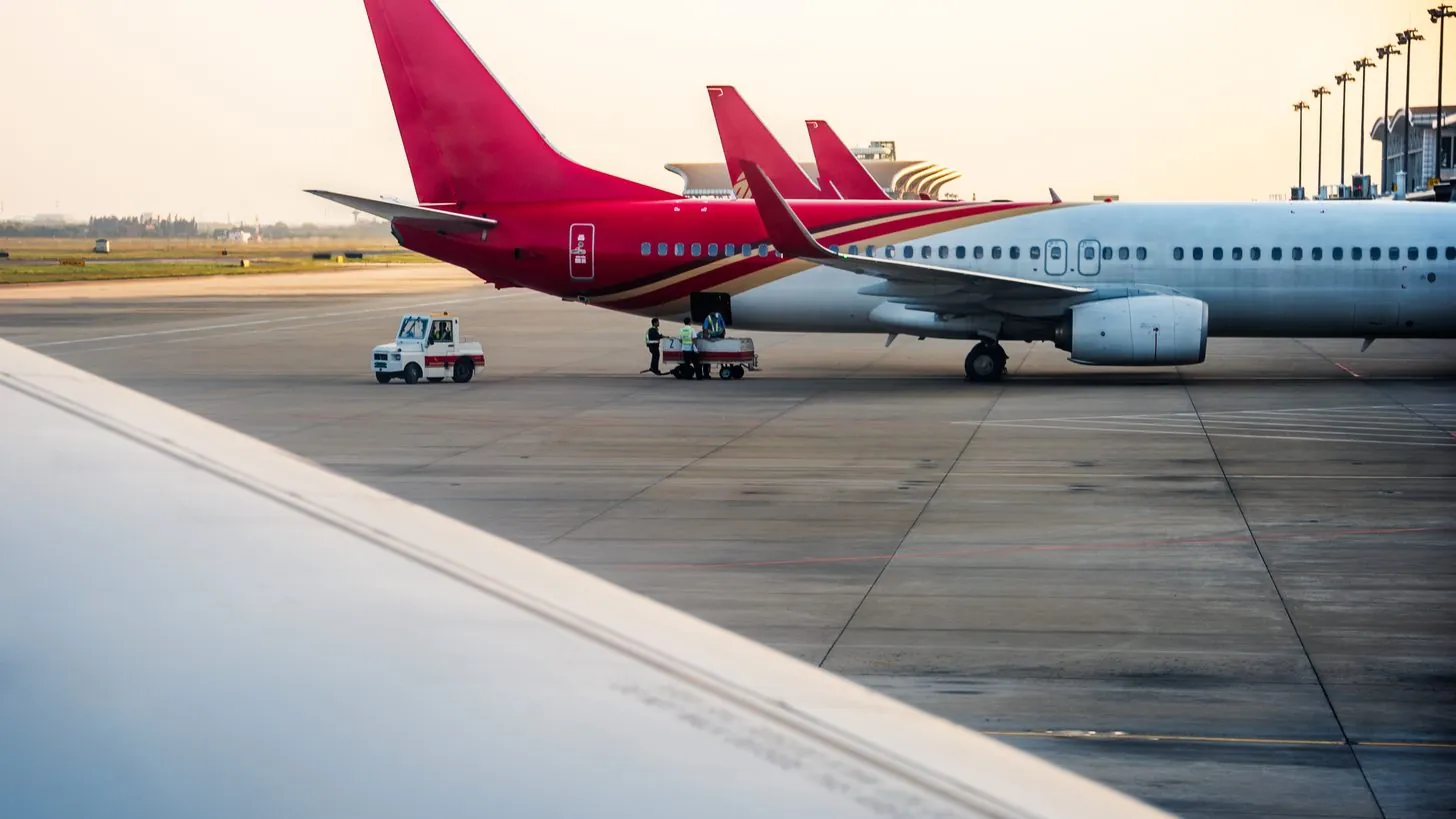Ein Flugzeug auf einem Flughafen, die Sonne steht tief dahinter