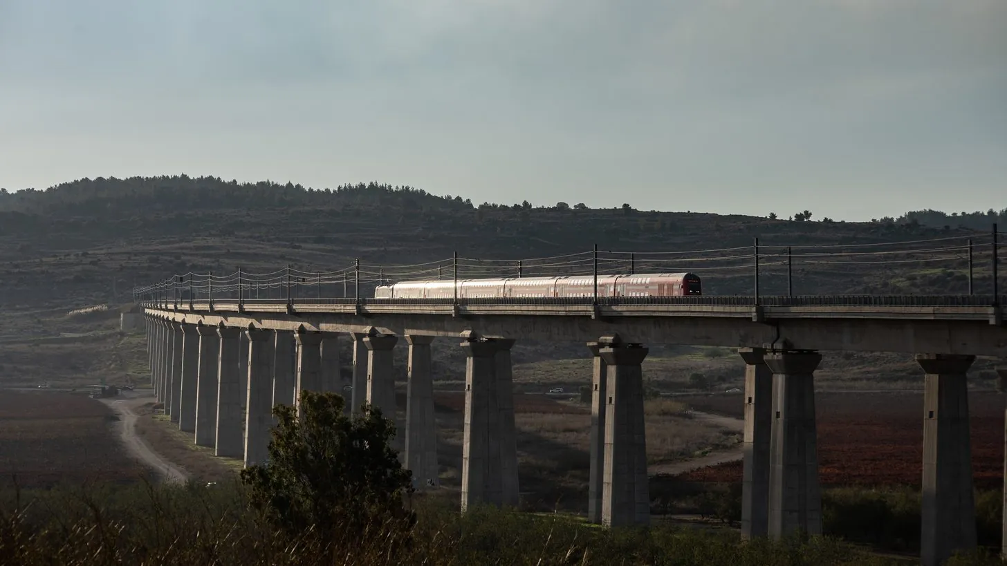 Ein Zug auf einer Bahnstrecke mit Grün am Rand