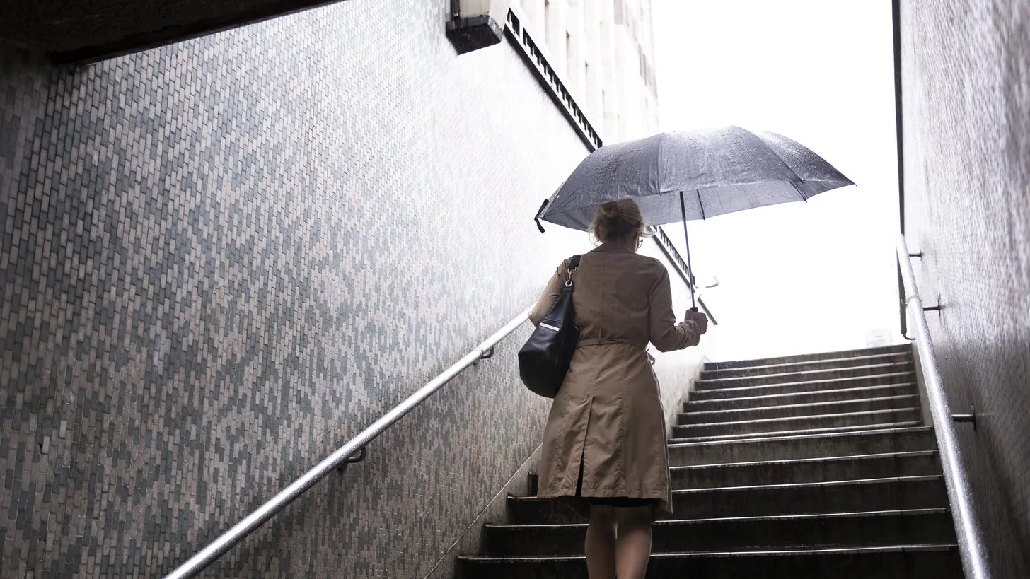 濡れた市街の路面に激しく降りつける雨
