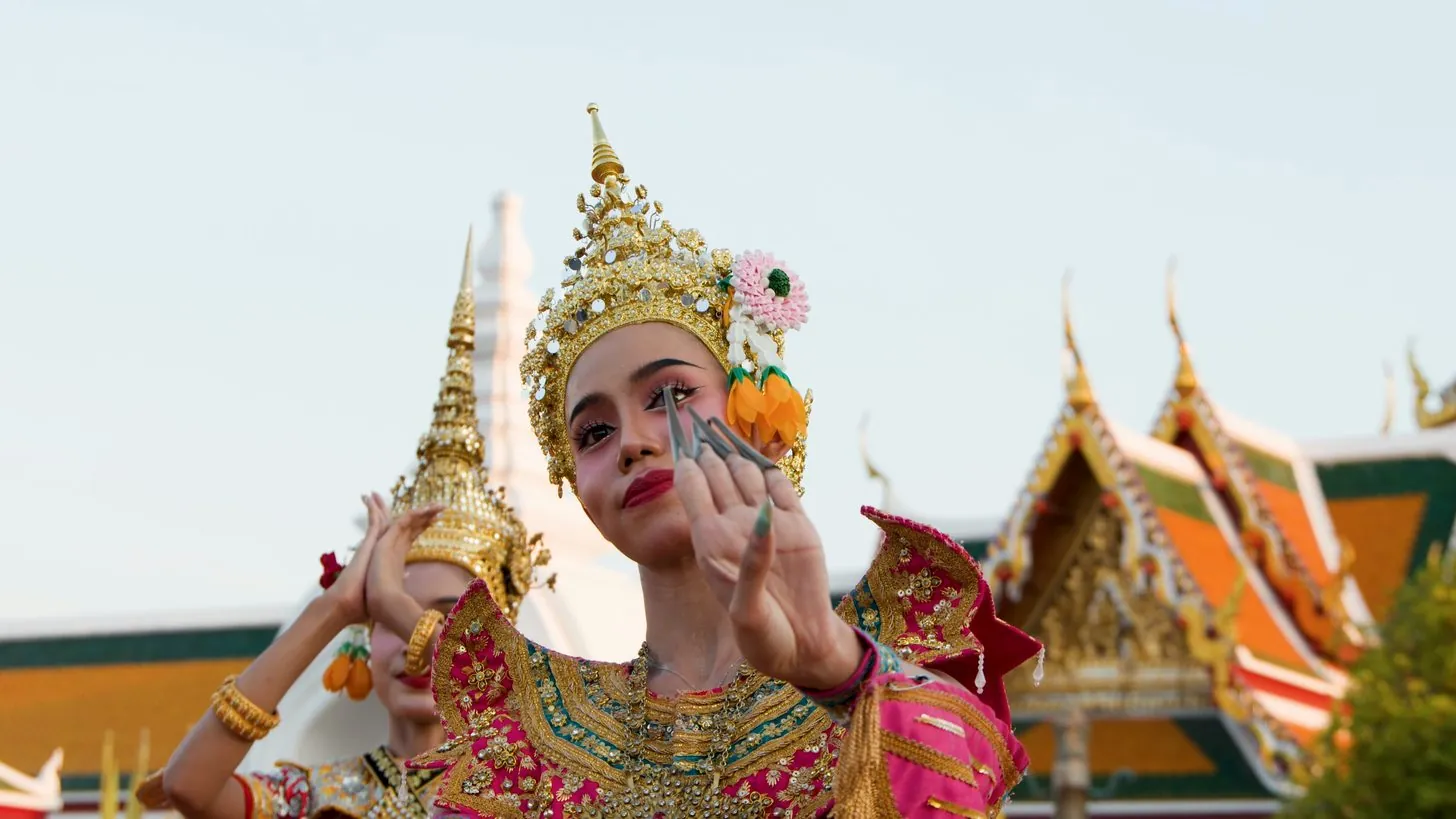 寺院で舞う、華やかな伝統衣装をまとったタイの踊り手