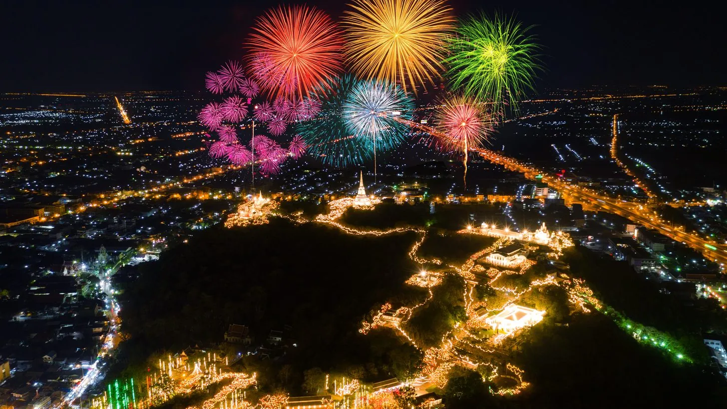 タイの祭りの夜、丘の上の寺院の上空に上がる花火