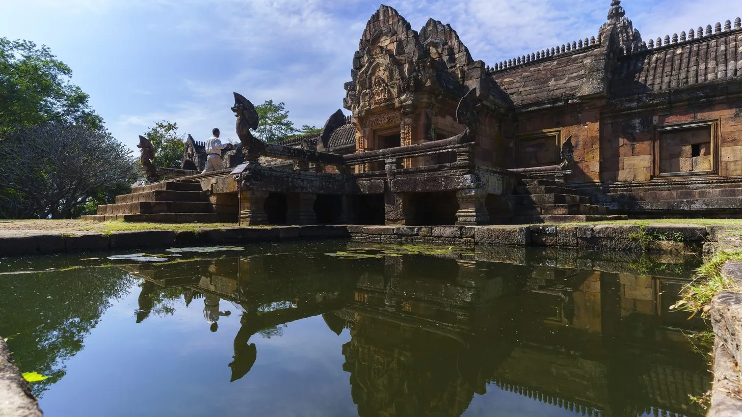 Das Khmer-Sandsteinheiligtum Prasat Hin Phanom Rung in Buriram, gespiegelt in seinem steingefassten Wasserbecken