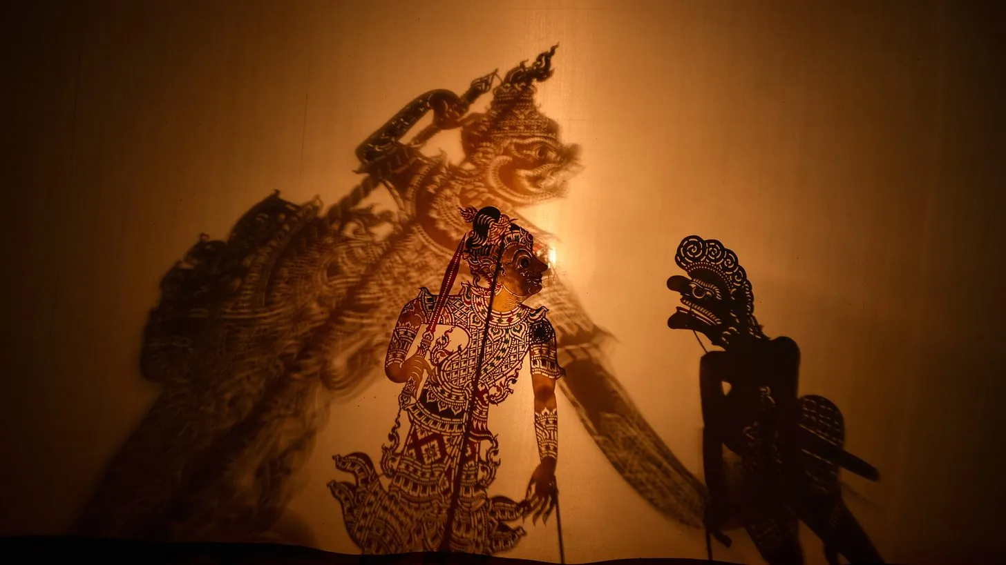 Ein südthailändisches Schattenspiel, von hinten durch eine Leinwand beleuchtet