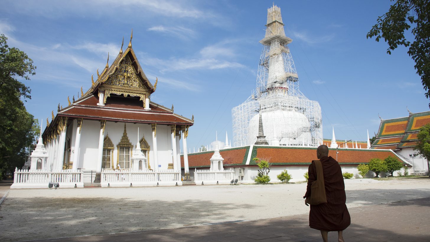 The ubosot and the main chedi of Wat Phra Mahathat Woramahawihan, the latter under restoration scaffolding