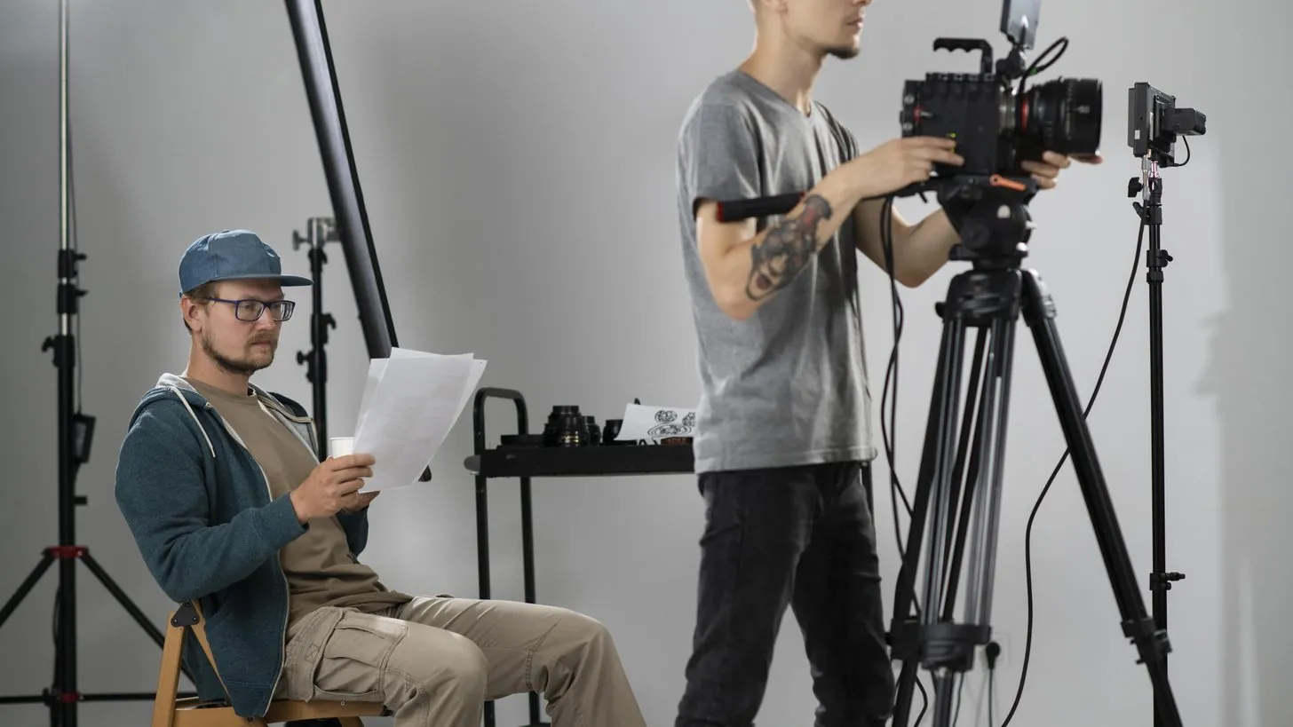 Ein Filmteam bei der Arbeit rund um eine Kamera am Drehort