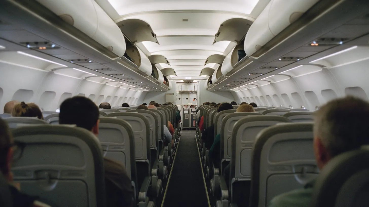 Der Gang einer Schmalrumpf-Flugzeugkabine beim Boarding