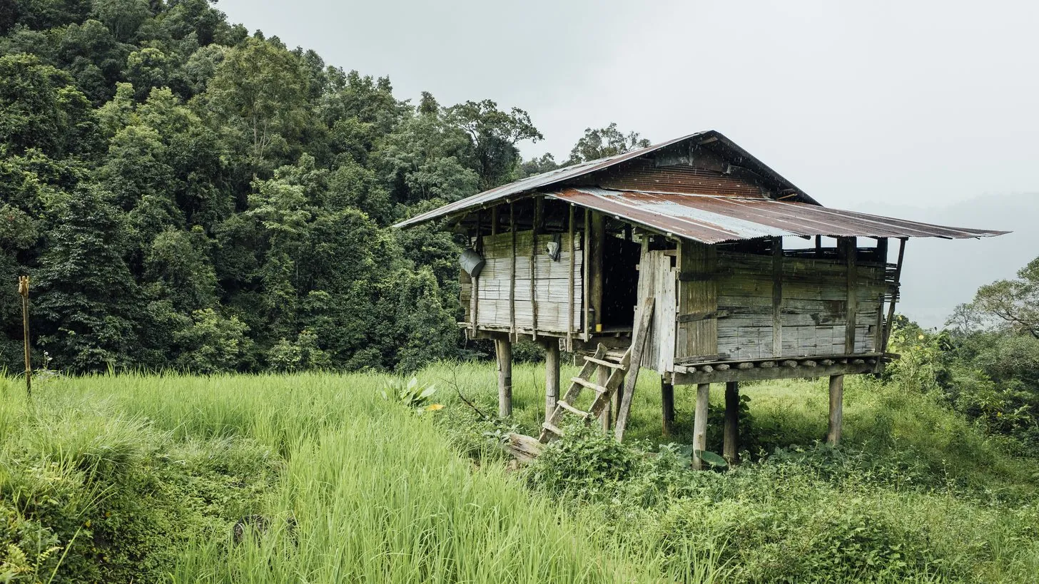 Eine Feldhütte auf dem thailändischen Land — die Art von Kulisse, um die herum ein Aufenthalt in der Gemeinde gebaut ist
