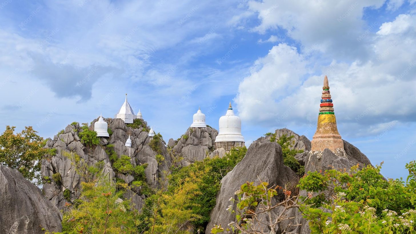معبد Wat Chaloem Phra Kiat Phra Bat Pu Pha Daeng على قمة جبلية في لامبانغ، محطة في الشمال خارج المسار المعتاد