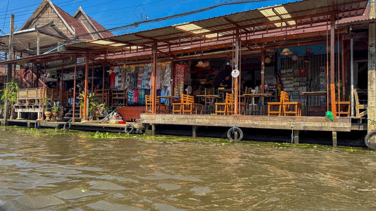 นักท่องเที่ยวที่ตลาดน้ำใกล้กรุงเทพฯ รายการยอดนิยมของโปรแกรมสั้นสำหรับครอบครัวและกรุ๊ป