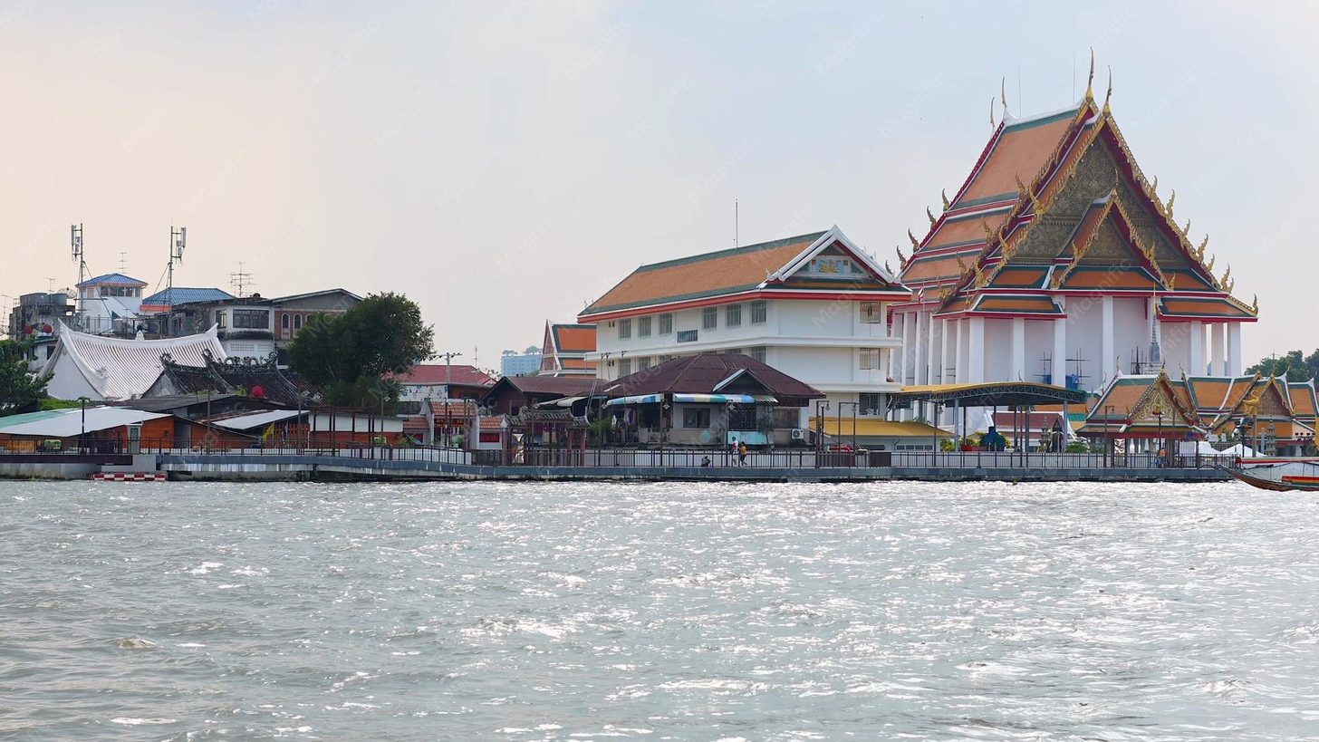Edificios tradicionales y el tejado de un templo a orillas del río Chao Phraya en Bangkok