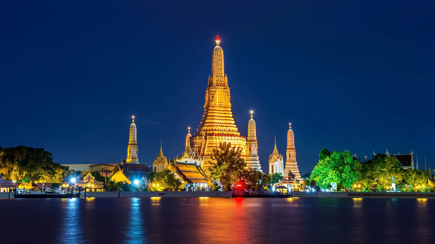 Traditionelle Gebäude und ein Tempeldach am Chao Phraya in Bangkok