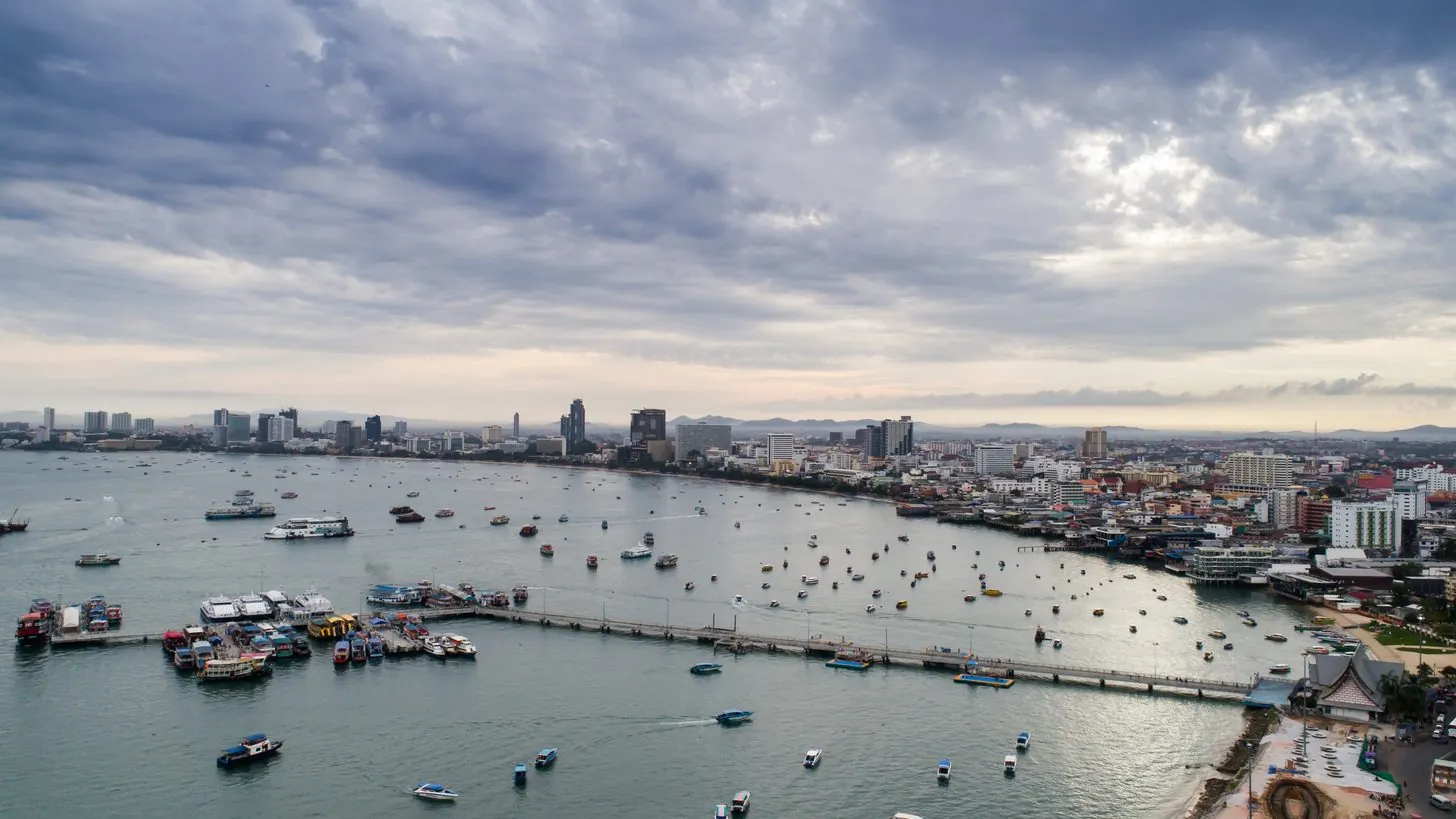 Luftaufnahme der Bucht von Pattaya mit Booten und der Stadt dahinter