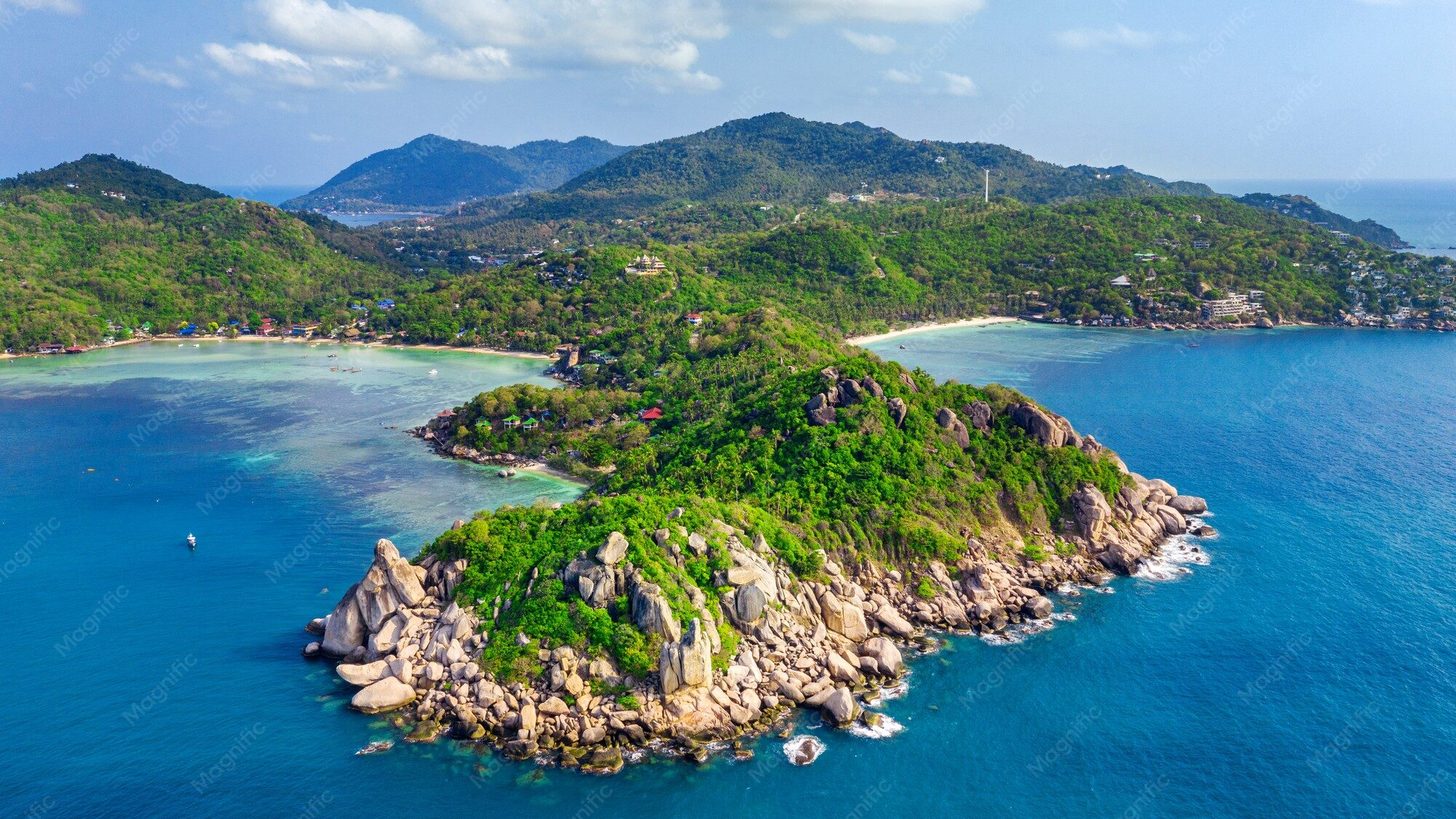 Luftaufnahme der Insel Koh Tao mit grünen Hügeln, Stränden und blauem Meer im Golf von Thailand