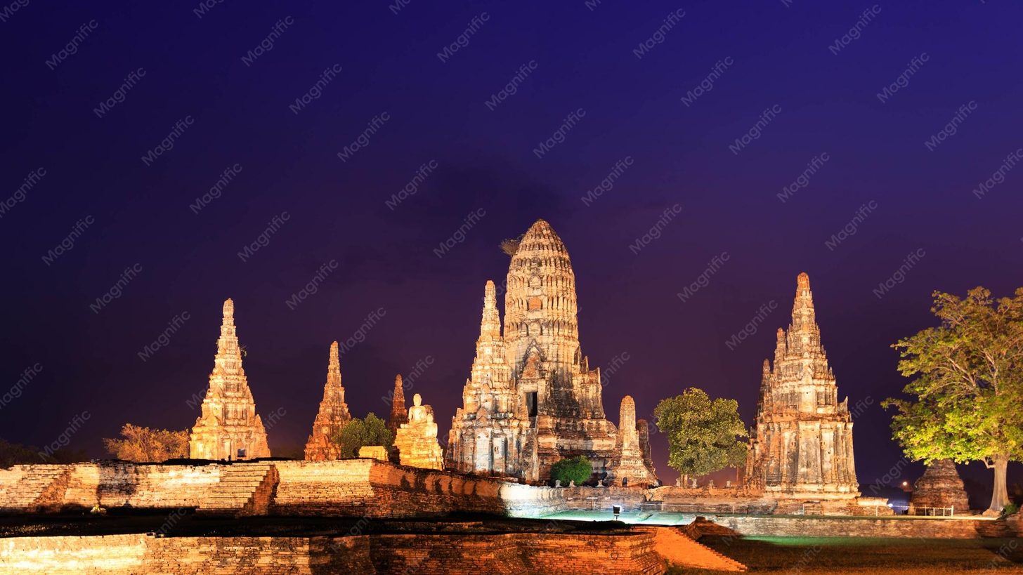ปรางค์วัดไชยวัฒนารามที่อยุธยาเปิดไฟยามพลบค่ำ