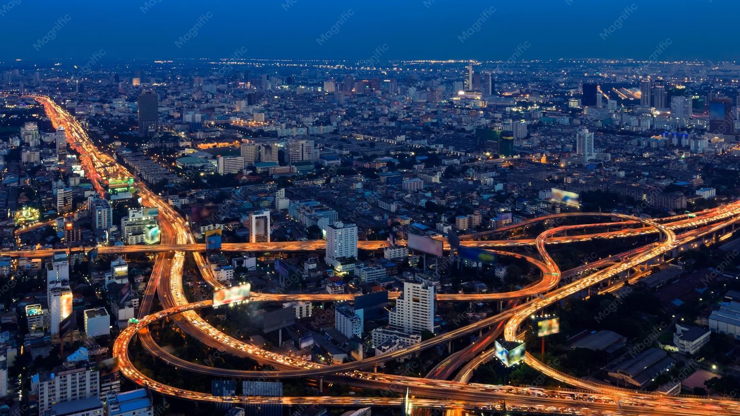 Bangkoks Hochstraßen und Stadtlichter von oben in der Dämmerung
