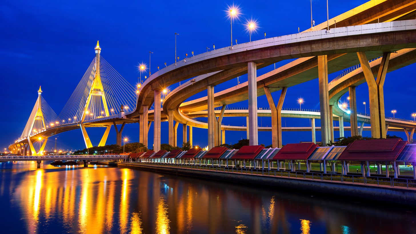Die Bhumibol-Brücke über den Chao Phraya in Bangkok