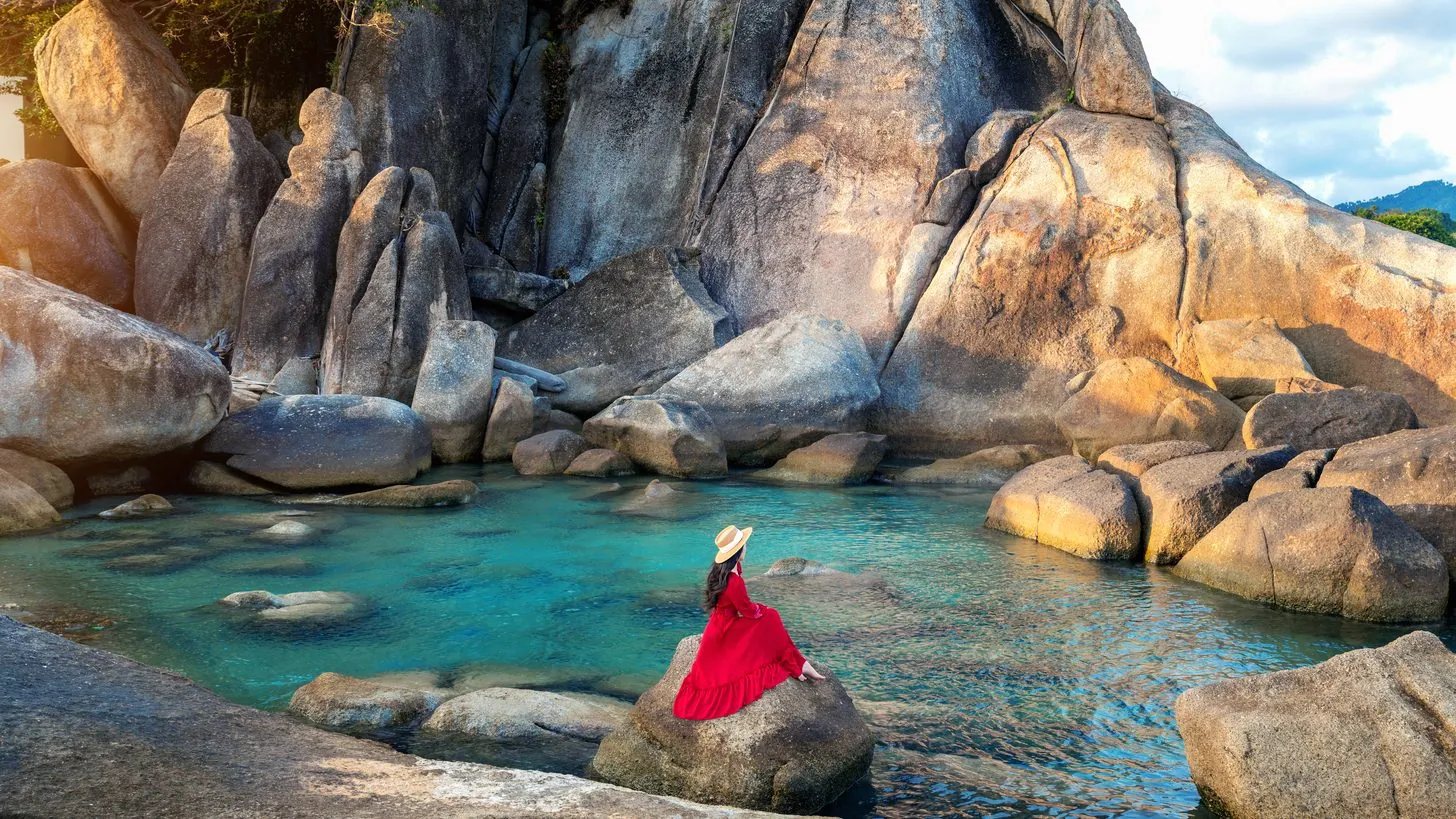 Una visitante sentada en las rocas de Hin Ta y Hin Yai, en la playa de Lamai, Koh Samui