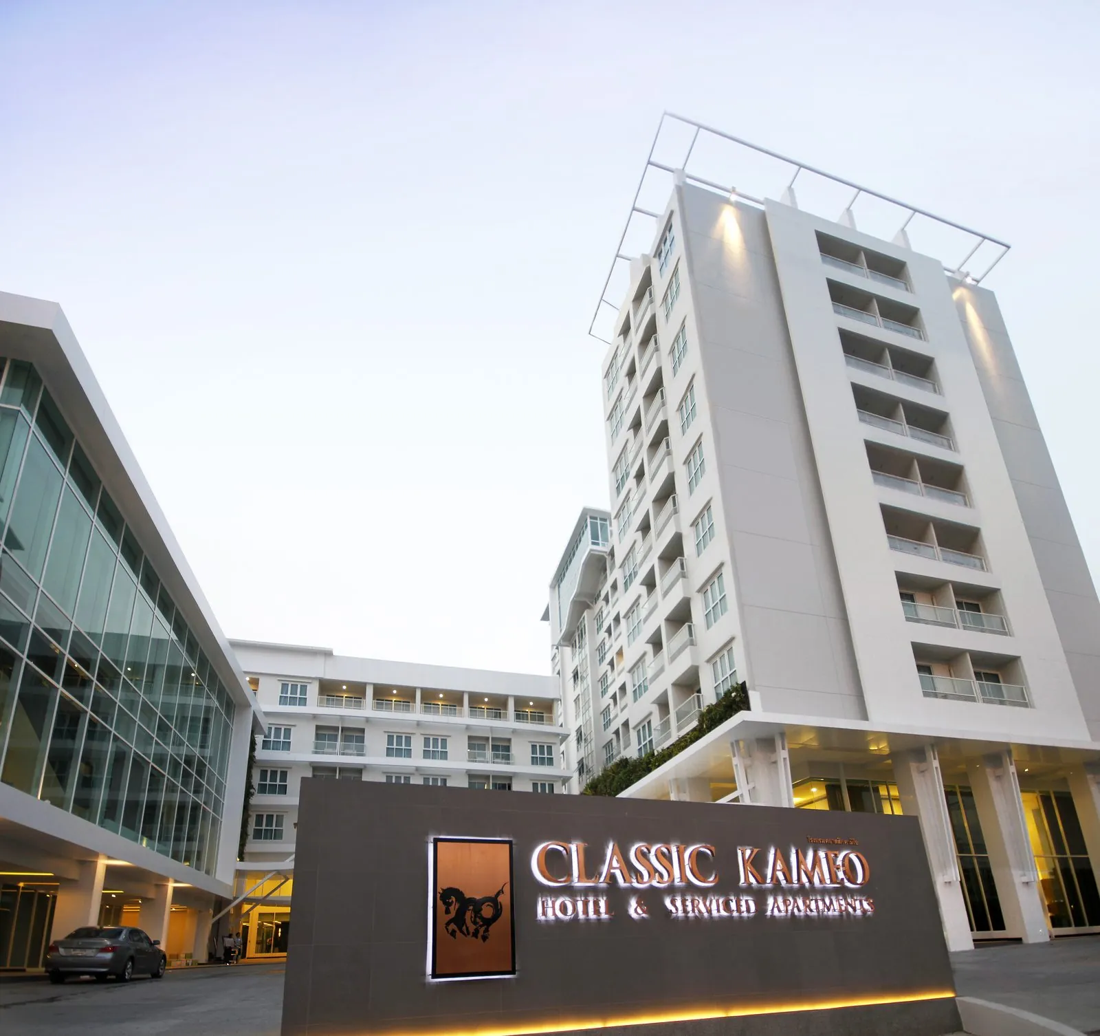 Entrance sign and hotel building of Classic Kameo Hotel on Rojana Road, Ayutthaya