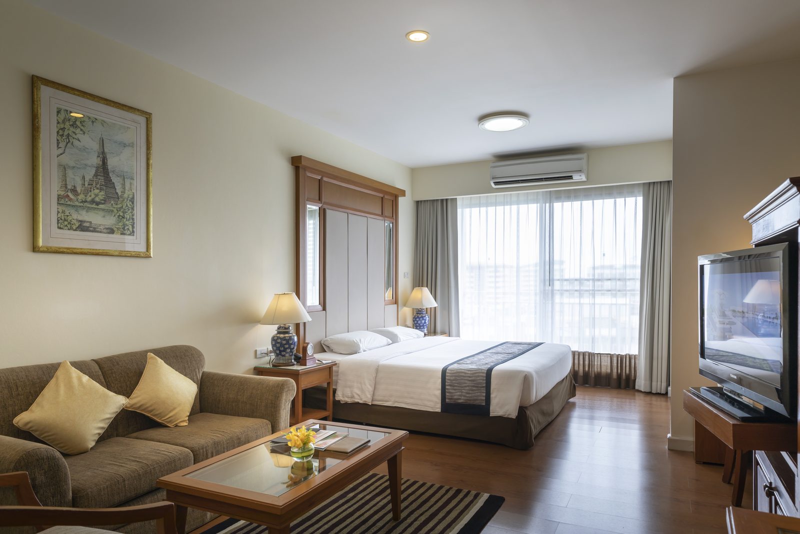 Studio Suite with bed and living area at Kameo Grand Hotel, Rayong