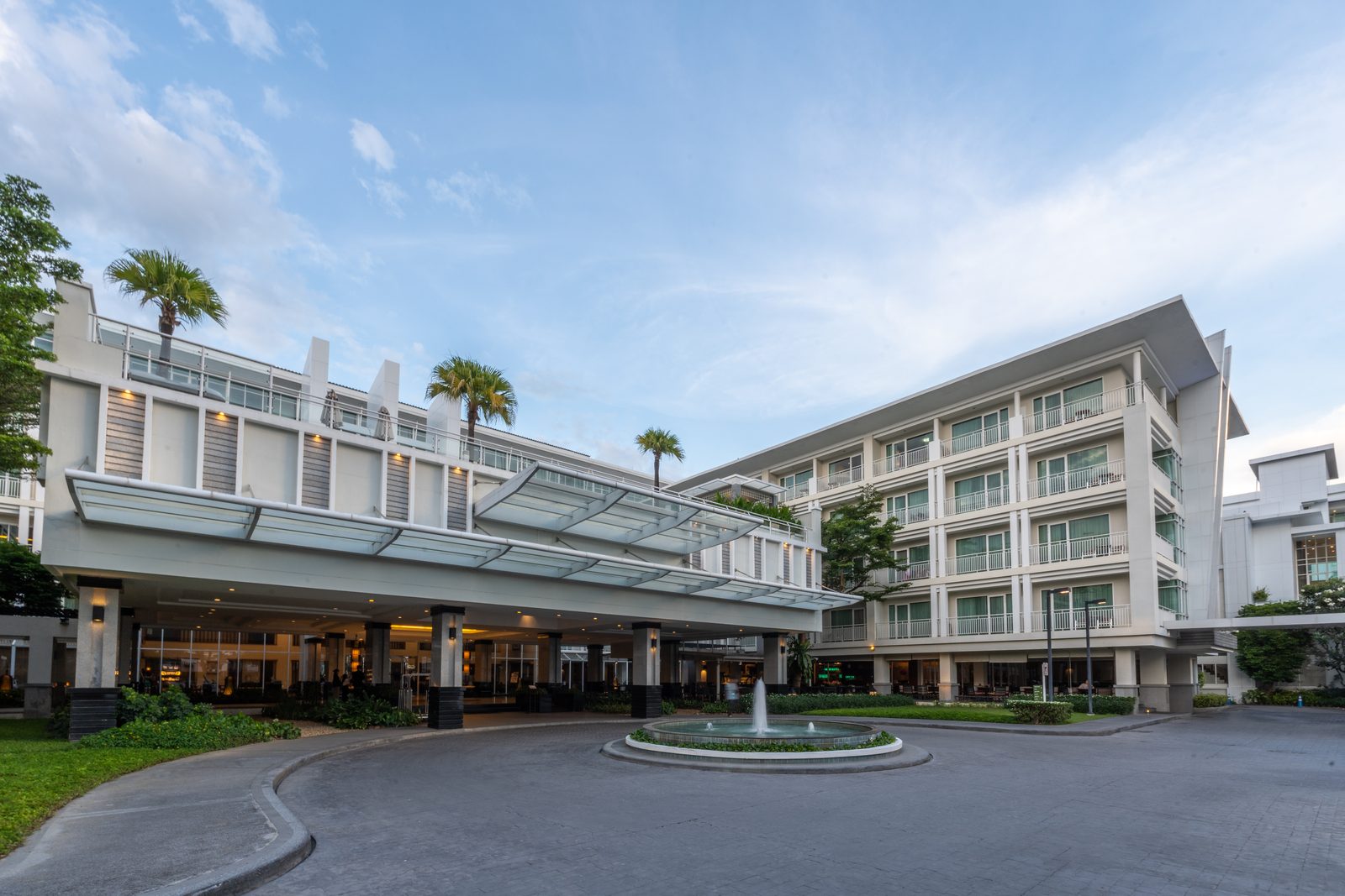 Front entrance and driveway of Kantary Hills Hotel, Chiang Mai
