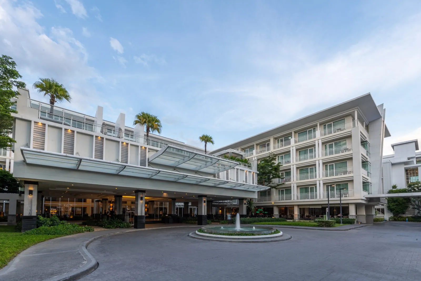 Front entrance and driveway of Kantary Hills Hotel, Chiang Mai