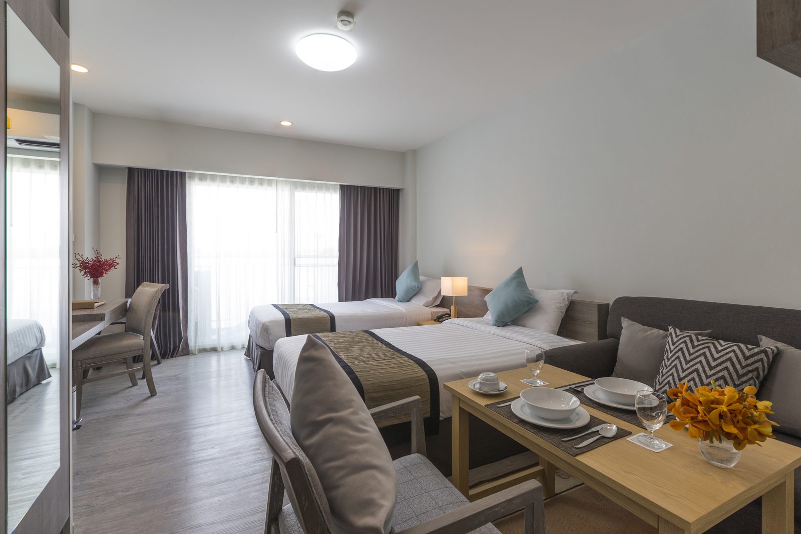 Deluxe Room with twin beds and dining table at Kantary Hotel, Bangpakong