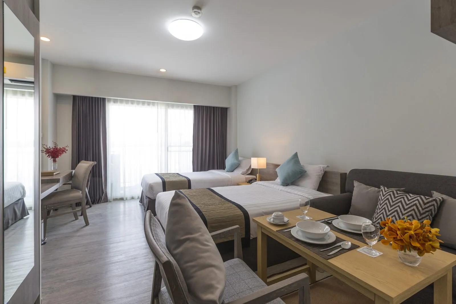 Deluxe Room with twin beds and dining table at Kantary Hotel, Bangpakong