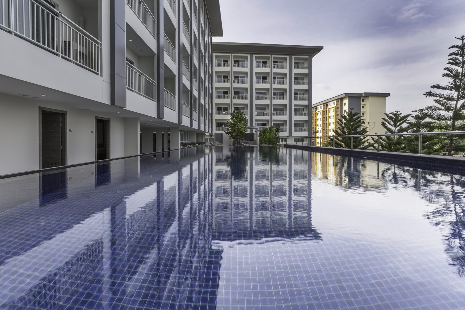 Outdoor swimming pool between the wings of Kantary Hotel, Bangpakong