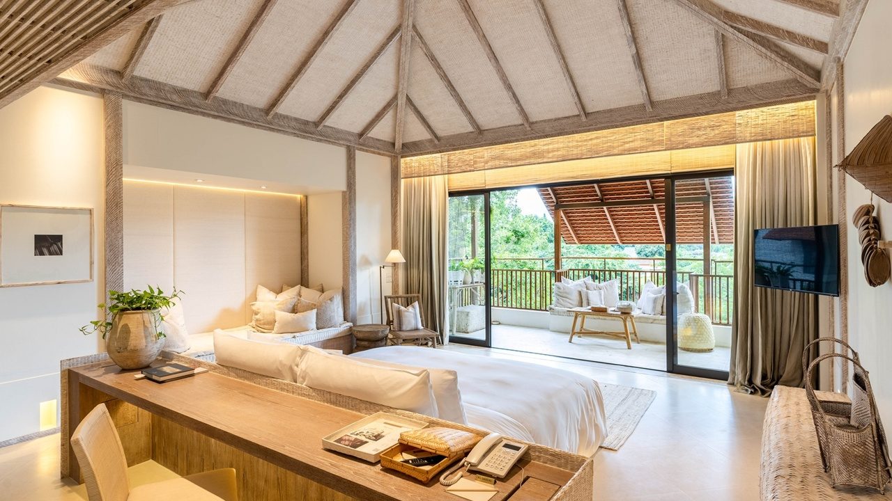 Huen Bon Suite bedroom under a high-pitched ceiling at Raya Heritage