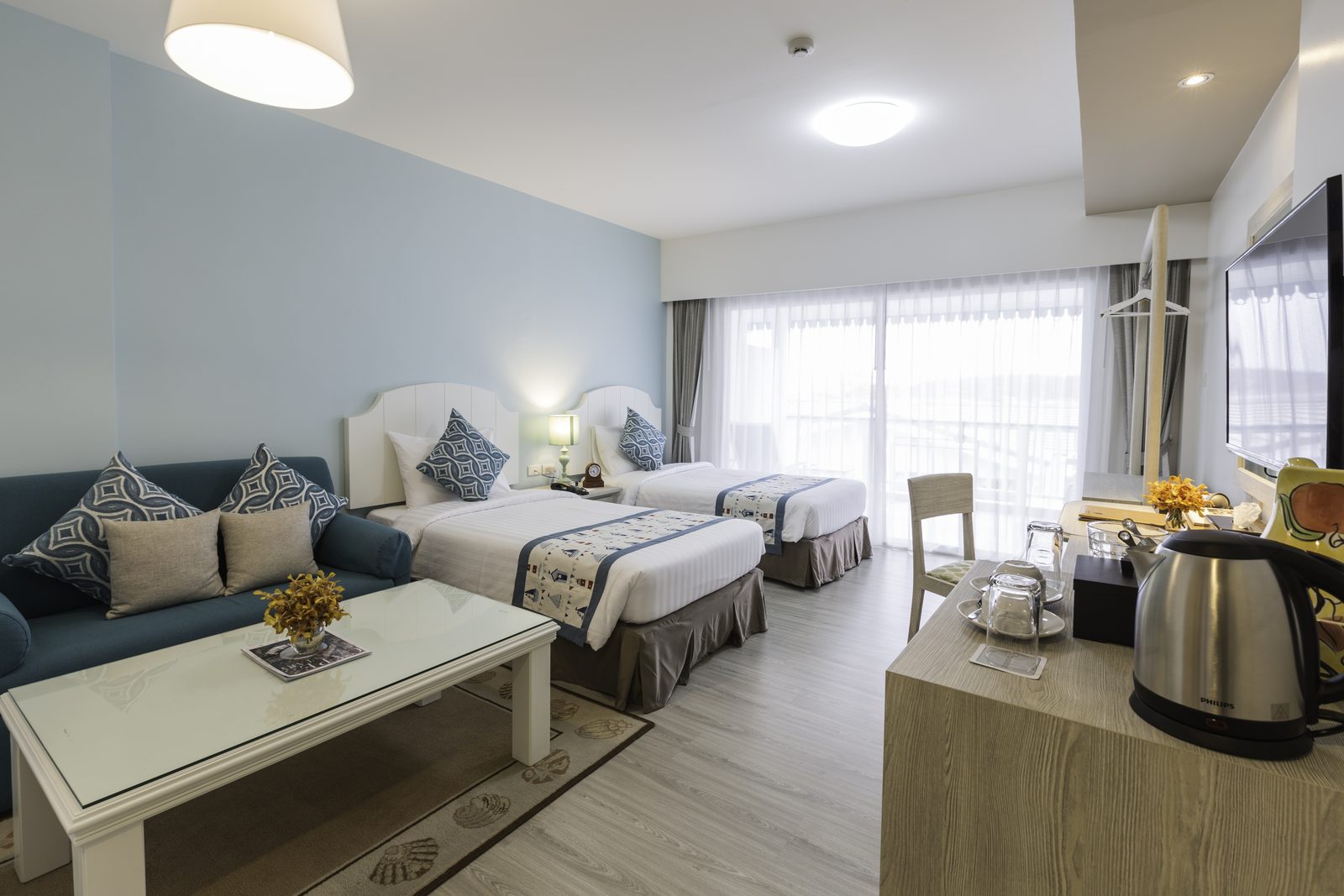 Deluxe room with sofa and twin beds at Somewhere Hotel, Koh Sichang
