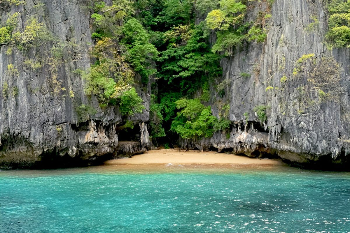 Hong Island limestone lagoon, Phang Nga Bay green-season route