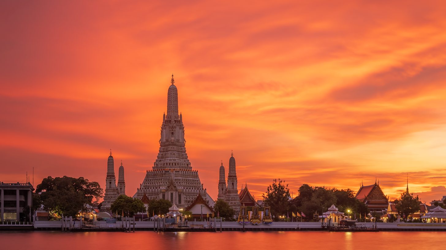 Wat Arun temple and the Bangkok skyline at twilight — Explera, your Thailand DMC