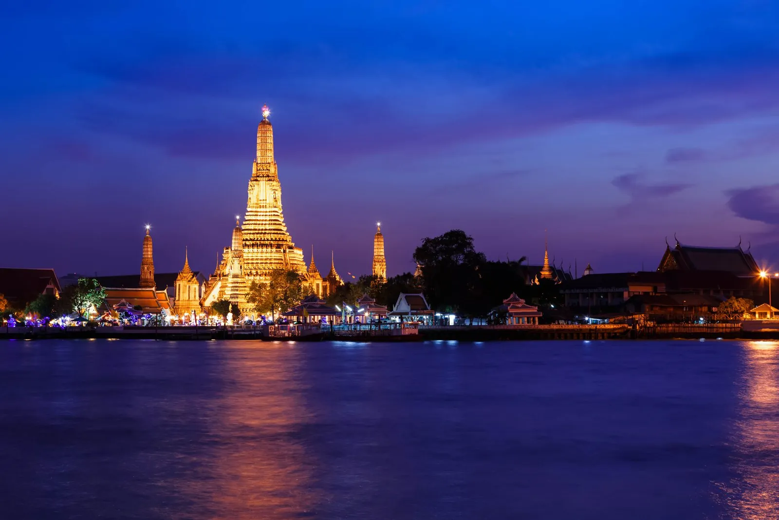 วัดอรุณฯ ยามพลบค่ำริมแม่น้ำเจ้าพระยา กรุงเทพฯ